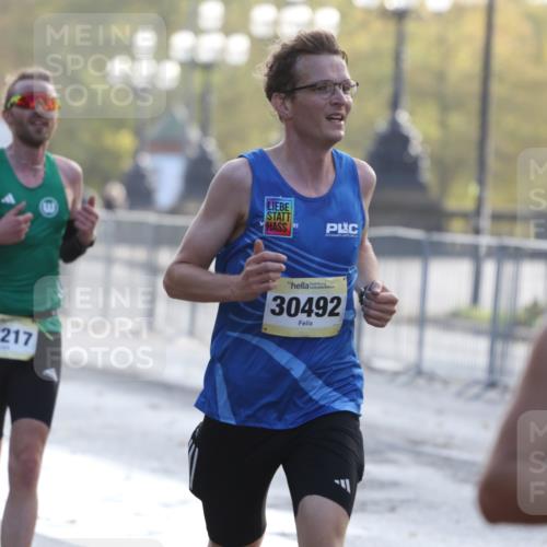 25.10.2026 - hella hamburg halbmarathon Antke Förster http://msf.ph/oto/10856687 25.10.2026 10:16:23 Lombardsbrücke 16400, 33304, 33293, 30492, 31125, 22217 meine-sportfotos.de