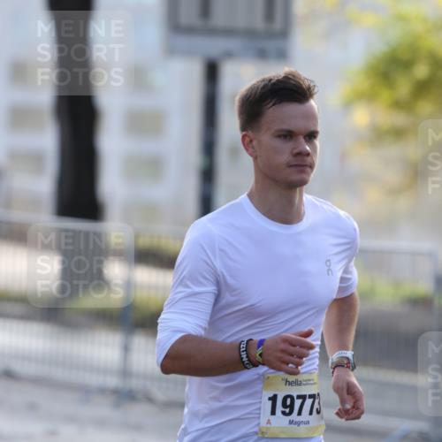 25.10.2026 - hella hamburg halbmarathon Antke Förster http://msf.ph/oto/10856726 25.10.2026 10:16:41 Lombardsbrücke 19773, 9713 meine-sportfotos.de