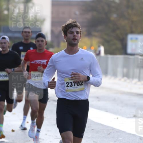 25.10.2026 - hella hamburg halbmarathon Antke Förster http://msf.ph/oto/10856822 25.10.2026 10:17:18 Lombardsbrücke 2321, 2154, 23702, 35458, 35301, 35096, 32845, 3296, 35439 meine-sportfotos.de