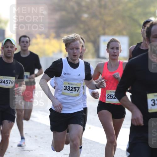 25.10.2026 - hella hamburg halbmarathon Antke Förster http://msf.ph/oto/10856887 25.10.2026 10:17:44 Lombardsbrücke 3316, 14854, 12469, 25212, 33257, 30931, 30495, 34579, 16136, 16135, 35658, 35259, 32527, 5776, 2658, 31915, 34887, 9842 meine-sportfotos.de