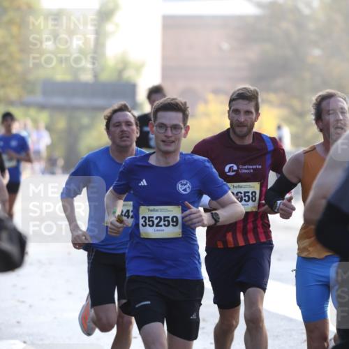25.10.2026 - hella hamburg halbmarathon Antke Förster http://msf.ph/oto/10856901 25.10.2026 10:17:47 Lombardsbrücke 25212, 14854, 12469, 34579, 33257, 30495, 30931, 16135, 16136, 35658, 35259, 32527, 5776, 2658, 31915, 34887, 9842, 7772, 7773 meine-sportfotos.de