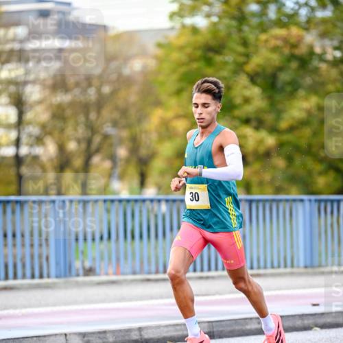 25.10.2026 - hella hamburg halbmarathon Dr. Thomas Lammeyer http://msf.ph/oto/11052036 25.10.2026 10:09:36 Kennedybrücke 30 meine-sportfotos.de