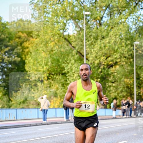 25.10.2026 - hella hamburg halbmarathon Dr. Thomas Lammeyer http://msf.ph/oto/11052305 25.10.2026 10:11:26 Kennedybrücke 12 meine-sportfotos.de