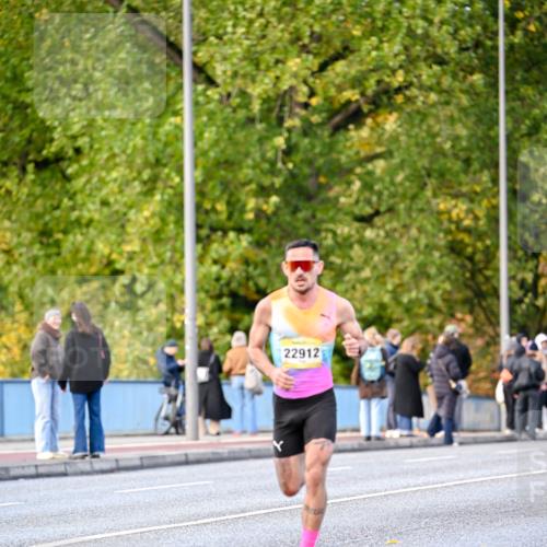 25.10.2026 - hella hamburg halbmarathon Dr. Thomas Lammeyer http://msf.ph/oto/11052356 25.10.2026 10:11:58 Kennedybrücke 22912 meine-sportfotos.de