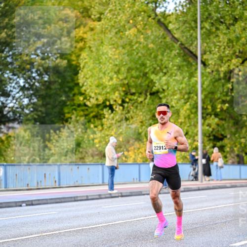 25.10.2026 - hella hamburg halbmarathon Dr. Thomas Lammeyer http://msf.ph/oto/11052365 25.10.2026 10:11:58 Kennedybrücke 22912 meine-sportfotos.de
