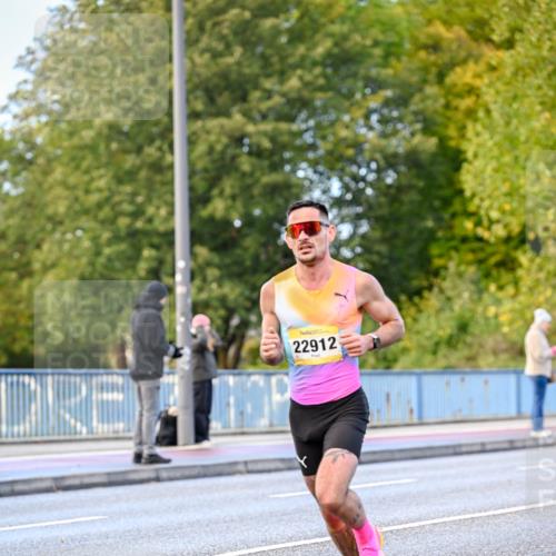 25.10.2026 - hella hamburg halbmarathon Dr. Thomas Lammeyer http://msf.ph/oto/11052380 25.10.2026 10:11:59 Kennedybrücke 22912 meine-sportfotos.de