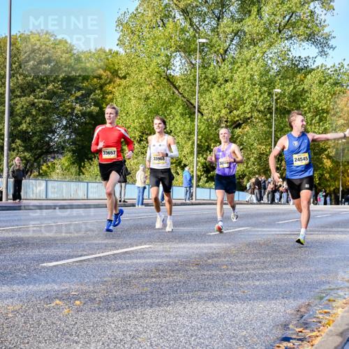 25.10.2026 - hella hamburg halbmarathon Dr. Thomas Lammeyer http://msf.ph/oto/11053105 25.10.2026 10:15:02 Kennedybrücke 33657, 33968, 3260, 24545 meine-sportfotos.de