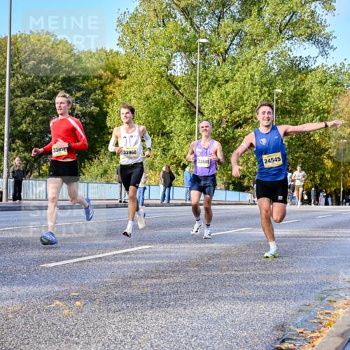 25.10.2026 - hella hamburg halbmarathon Dr. Thomas Lammeyer http://msf.ph/oto/11053114 25.10.2026 10:15:03 Kennedybrücke 3300, 33968, 32685, 24545 meine-sportfotos.de