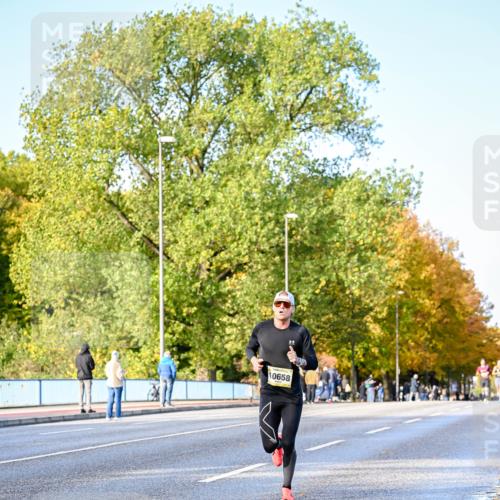 25.10.2026 - hella hamburg halbmarathon Dr. Thomas Lammeyer http://msf.ph/oto/11053811 25.10.2026 10:16:34 Kennedybrücke 10658 meine-sportfotos.de