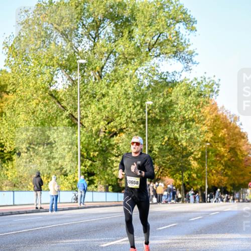25.10.2026 - hella hamburg halbmarathon Dr. Thomas Lammeyer http://msf.ph/oto/11053812 25.10.2026 10:16:34 Kennedybrücke 10658 meine-sportfotos.de
