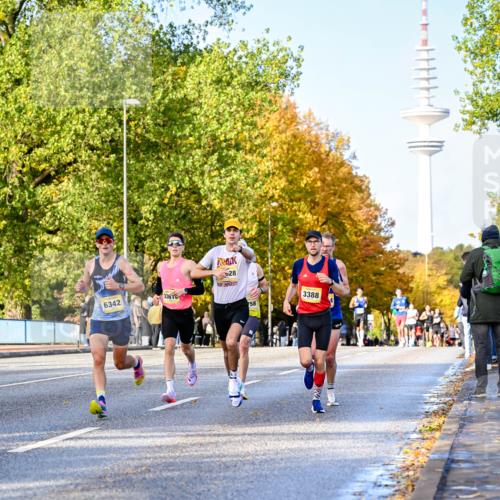 25.10.2026 - hella hamburg halbmarathon Dr. Thomas Lammeyer http://msf.ph/oto/11053979 25.10.2026 10:16:58 Kennedybrücke 6342, 336, 28, 758, 3388 meine-sportfotos.de