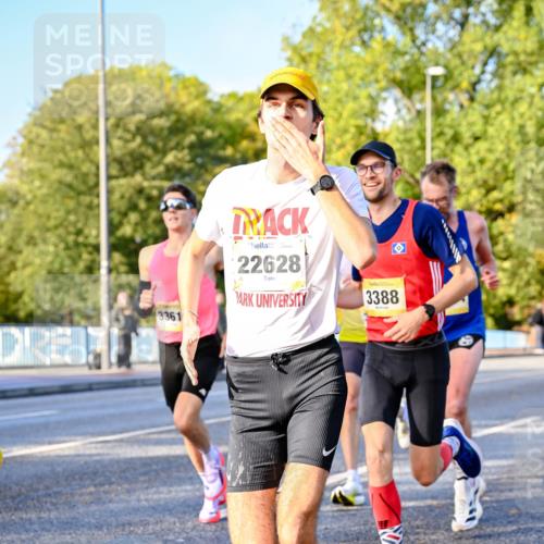 25.10.2026 - hella hamburg halbmarathon Dr. Thomas Lammeyer http://msf.ph/oto/11054001 25.10.2026 10:17:01 Kennedybrücke 22628, 3388, 3361 meine-sportfotos.de