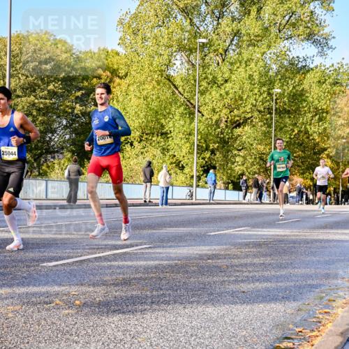 25.10.2026 - hella hamburg halbmarathon Dr. Thomas Lammeyer http://msf.ph/oto/11054065 25.10.2026 10:17:11 Kennedybrücke 25044, 2001, 10760 meine-sportfotos.de