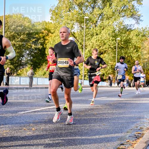 25.10.2026 - hella hamburg halbmarathon Dr. Thomas Lammeyer http://msf.ph/oto/11054169 25.10.2026 10:17:26 Kennedybrücke 19706, 20045, 15879 meine-sportfotos.de
