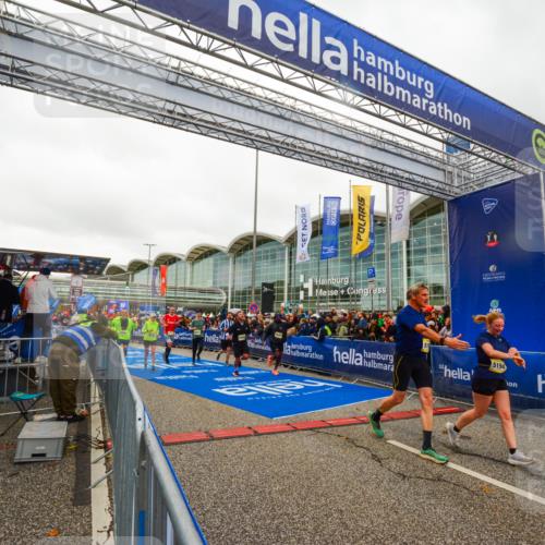 25.10.2026 - hella hamburg halbmarathon LAZAROV Photography http://msf.ph/oto/11384633 25.10.2026 12:27:03 Ziel 33067, 2424, 5195, 5194, 25052, 16104 meine-sportfotos.de