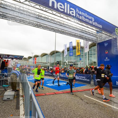 25.10.2026 - hella hamburg halbmarathon LAZAROV Photography http://msf.ph/oto/11384640 25.10.2026 12:27:06 Ziel 16104, 25052, 4437, 17512, 6122, 30282, 1133, 24271, 24270 meine-sportfotos.de