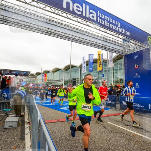 25.10.2026 - hella hamburg halbmarathon LAZAROV Photography http://msf.ph/oto/11384646 25.10.2026 12:27:07 Ziel 25052, 16104, 17512, 6122, 4437, 30282, 1133, 24270, 24271, 15904 meine-sportfotos.de