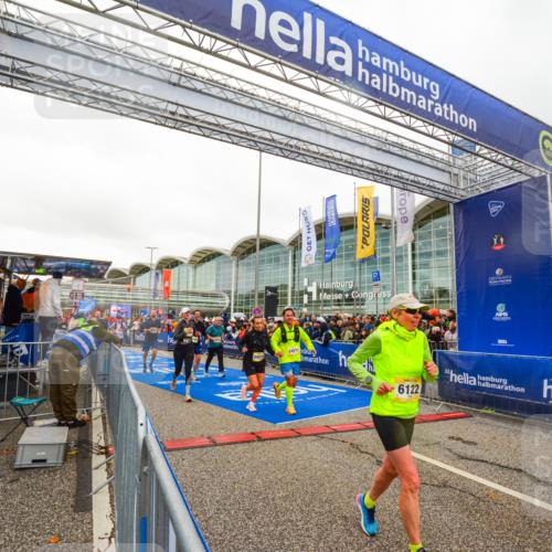 25.10.2026 - hella hamburg halbmarathon LAZAROV Photography http://msf.ph/oto/11384647 25.10.2026 12:27:08 Ziel 30282, 4437, 6122, 17512, 1133, 24271, 24270, 15904, 20912, 15607, 35501, 6133 meine-sportfotos.de