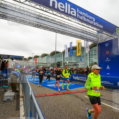 25.10.2026 - hella hamburg halbmarathon LAZAROV Photography http://msf.ph/oto/11384648 25.10.2026 12:27:08 Ziel 6122, 17512, 30282, 4437, 1133, 24271, 24270, 15904, 35501, 20912, 6133, 15607 meine-sportfotos.de