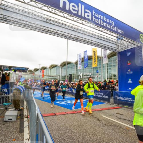 25.10.2026 - hella hamburg halbmarathon LAZAROV Photography http://msf.ph/oto/11384650 25.10.2026 12:27:08 Ziel 17512, 6122, 30282, 4437, 1133, 24270, 24271, 15904, 15607, 20912, 6133, 35501 meine-sportfotos.de