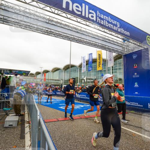 25.10.2026 - hella hamburg halbmarathon LAZAROV Photography http://msf.ph/oto/11384659 25.10.2026 12:27:10 Ziel 24271, 24270, 15904, 20912, 35501, 15607, 6133, 16658, 24756, 30879 meine-sportfotos.de