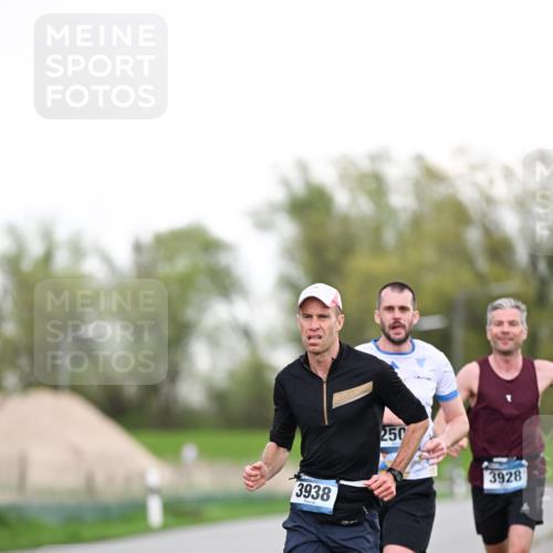 07.04.2024 - 43. Internationalen Wilhelmsburger Insellauf Dr. Thomas Lammeyer http://msf.ph/oto/6037854 07.04.2024 10:24:11 Laufen 3938, 250, 3928 meine-sportfotos.de