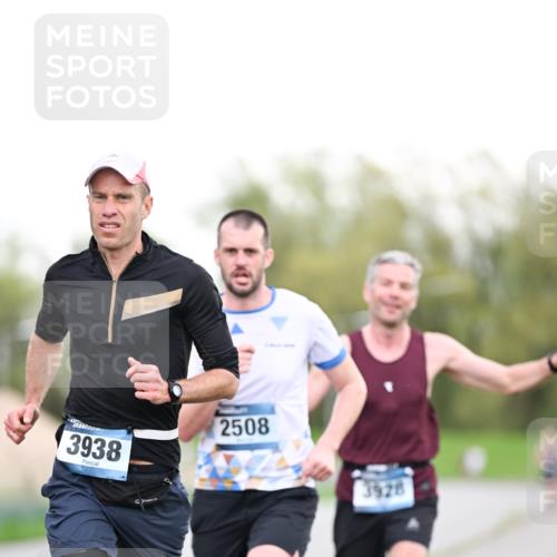 07.04.2024 - 43. Internationalen Wilhelmsburger Insellauf Dr. Thomas Lammeyer http://msf.ph/oto/6037861 07.04.2024 10:24:12 Laufen 3938, 2508, 3928 meine-sportfotos.de