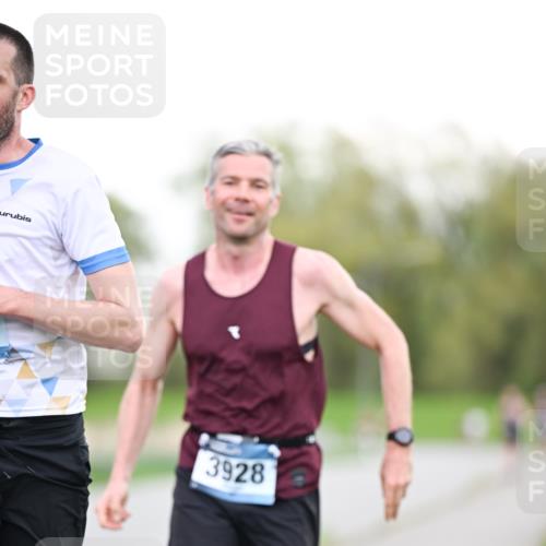 07.04.2024 - 43. Internationalen Wilhelmsburger Insellauf Dr. Thomas Lammeyer http://msf.ph/oto/6037866 07.04.2024 10:24:13 Laufen 3928 meine-sportfotos.de