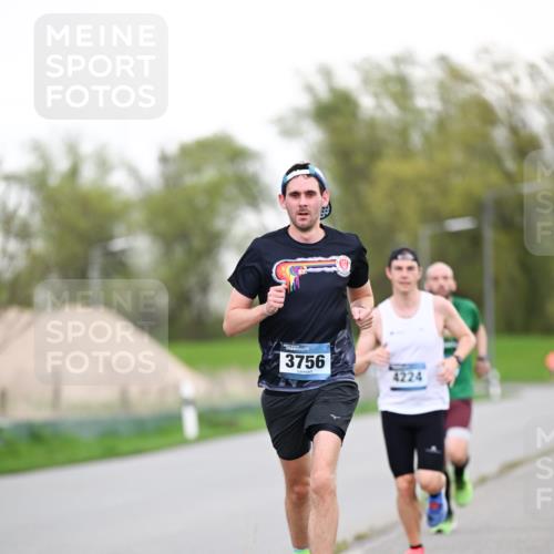 07.04.2024 - 43. Internationalen Wilhelmsburger Insellauf Dr. Thomas Lammeyer http://msf.ph/oto/6037883 07.04.2024 10:24:36 Laufen 3756 meine-sportfotos.de