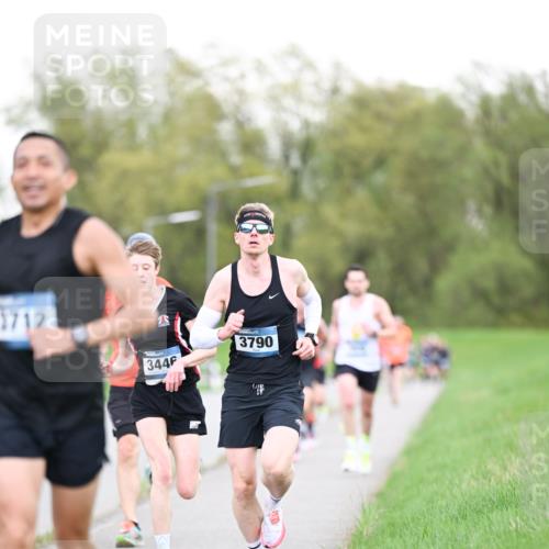 07.04.2024 - 43. Internationalen Wilhelmsburger Insellauf Dr. Thomas Lammeyer http://msf.ph/oto/6037963 07.04.2024 10:25:11 Laufen 3712, 3446, 3790 meine-sportfotos.de