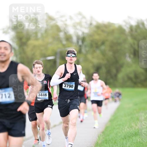 07.04.2024 - 43. Internationalen Wilhelmsburger Insellauf Dr. Thomas Lammeyer http://msf.ph/oto/6037964 07.04.2024 10:25:11 Laufen 712, 3446, 3790 meine-sportfotos.de
