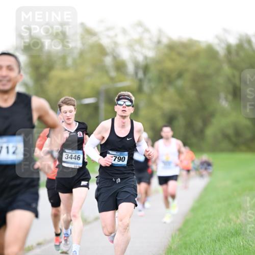 07.04.2024 - 43. Internationalen Wilhelmsburger Insellauf Dr. Thomas Lammeyer http://msf.ph/oto/6037965 07.04.2024 10:25:11 Laufen 712, 3446, 3446, 790, 10 meine-sportfotos.de