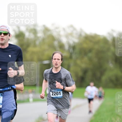 07.04.2024 - 43. Internationalen Wilhelmsburger Insellauf Dr. Thomas Lammeyer http://msf.ph/oto/6038137 07.04.2024 10:25:58 Laufen 2201 meine-sportfotos.de