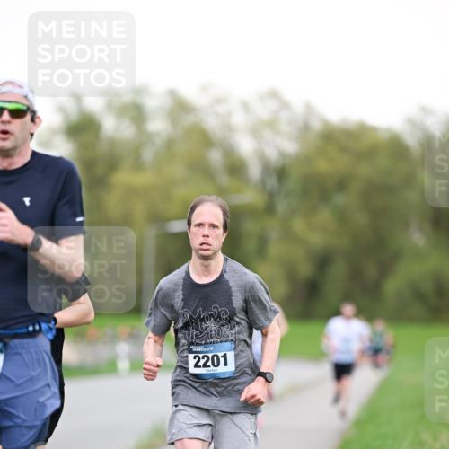 07.04.2024 - 43. Internationalen Wilhelmsburger Insellauf Dr. Thomas Lammeyer http://msf.ph/oto/6038138 07.04.2024 10:25:58 Laufen 2201 meine-sportfotos.de