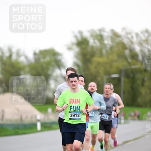 07.04.2024 - 43. Internationalen Wilhelmsburger Insellauf Dr. Thomas Lammeyer http://msf.ph/oto/6038151 07.04.2024 10:26:02 Laufen 3912, 74, 415 meine-sportfotos.de