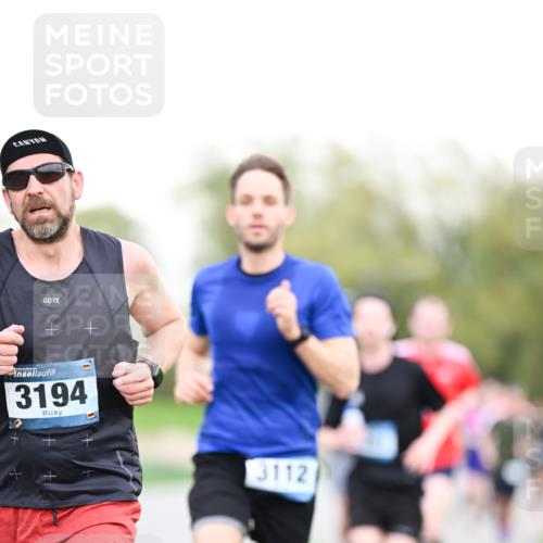 07.04.2024 - 43. Internationalen Wilhelmsburger Insellauf Dr. Thomas Lammeyer http://msf.ph/oto/6038264 07.04.2024 10:26:34 Laufen 3194, 3112, 3 meine-sportfotos.de