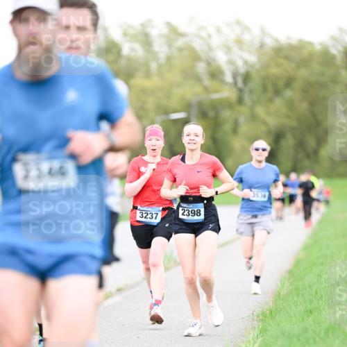 07.04.2024 - 43. Internationalen Wilhelmsburger Insellauf Dr. Thomas Lammeyer http://msf.ph/oto/6038487 07.04.2024 10:27:27 Laufen 3340, 3237, 2398, 3536 meine-sportfotos.de