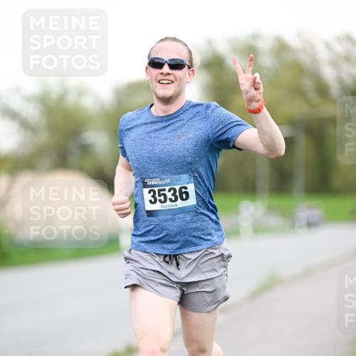 07.04.2024 - 43. Internationalen Wilhelmsburger Insellauf Dr. Thomas Lammeyer http://msf.ph/oto/6038517 07.04.2024 10:27:31 Laufen 3536 meine-sportfotos.de