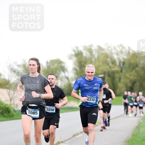 07.04.2024 - 43. Internationalen Wilhelmsburger Insellauf Dr. Thomas Lammeyer http://msf.ph/oto/6038533 07.04.2024 10:27:50 Laufen 2085, 2850, 2016, 4315 meine-sportfotos.de