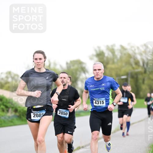 07.04.2024 - 43. Internationalen Wilhelmsburger Insellauf Dr. Thomas Lammeyer http://msf.ph/oto/6038536 07.04.2024 10:27:51 Laufen 2085, 2850, 2016, 4315 meine-sportfotos.de