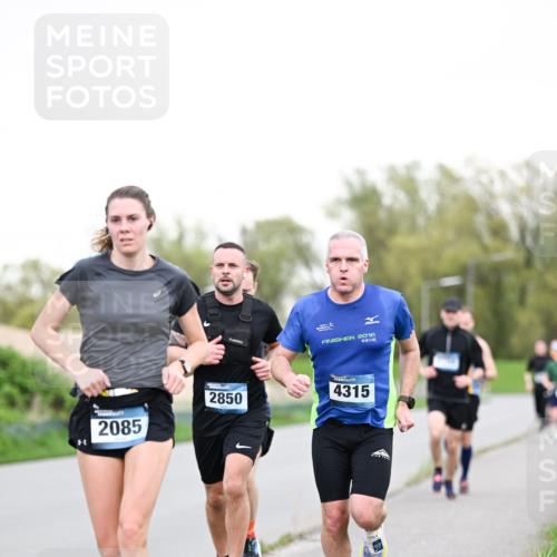 07.04.2024 - 43. Internationalen Wilhelmsburger Insellauf Dr. Thomas Lammeyer http://msf.ph/oto/6038537 07.04.2024 10:27:51 Laufen 2085, 2850, 2016, 4315 meine-sportfotos.de