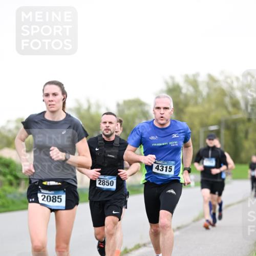07.04.2024 - 43. Internationalen Wilhelmsburger Insellauf Dr. Thomas Lammeyer http://msf.ph/oto/6038538 07.04.2024 10:27:51 Laufen 2085, 2850, 2016, 4315 meine-sportfotos.de
