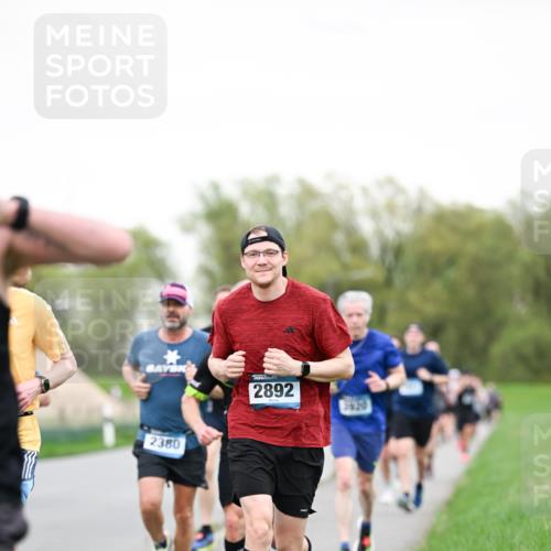 07.04.2024 - 43. Internationalen Wilhelmsburger Insellauf Dr. Thomas Lammeyer http://msf.ph/oto/6038912 07.04.2024 10:29:34 Laufen 2380, 2892 meine-sportfotos.de
