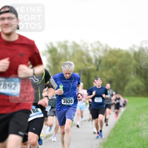 07.04.2024 - 43. Internationalen Wilhelmsburger Insellauf Dr. Thomas Lammeyer http://msf.ph/oto/6038921 07.04.2024 10:29:36 Laufen 2892, 82, 3920 meine-sportfotos.de
