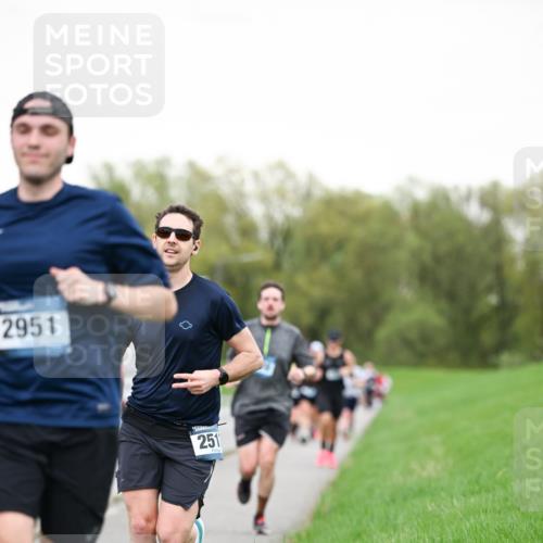 07.04.2024 - 43. Internationalen Wilhelmsburger Insellauf Dr. Thomas Lammeyer http://msf.ph/oto/6038940 07.04.2024 10:29:40 Laufen 2951, 251 meine-sportfotos.de