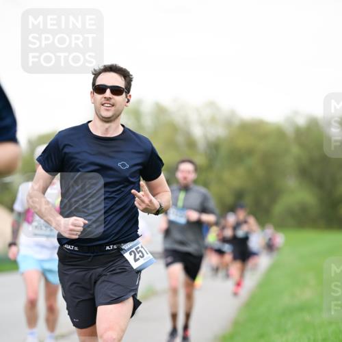 07.04.2024 - 43. Internationalen Wilhelmsburger Insellauf Dr. Thomas Lammeyer http://msf.ph/oto/6038944 07.04.2024 10:29:41 Laufen 251 meine-sportfotos.de