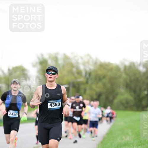 07.04.2024 - 43. Internationalen Wilhelmsburger Insellauf Dr. Thomas Lammeyer http://msf.ph/oto/6038972 07.04.2024 10:29:49 Laufen 2456, 4353 meine-sportfotos.de