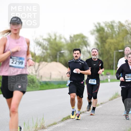 07.04.2024 - 43. Internationalen Wilhelmsburger Insellauf Dr. Thomas Lammeyer http://msf.ph/oto/6039051 07.04.2024 10:30:12 Laufen 2299, 2518, 3914 meine-sportfotos.de