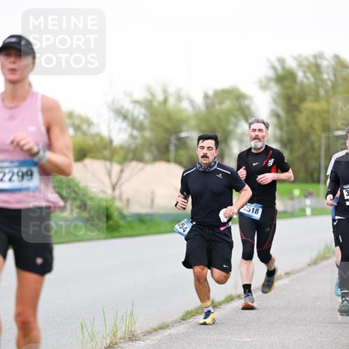 07.04.2024 - 43. Internationalen Wilhelmsburger Insellauf Dr. Thomas Lammeyer http://msf.ph/oto/6039053 07.04.2024 10:30:12 Laufen 2299, 654, 2518, 3 meine-sportfotos.de