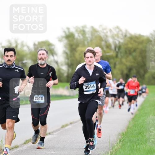 07.04.2024 - 43. Internationalen Wilhelmsburger Insellauf Dr. Thomas Lammeyer http://msf.ph/oto/6039056 07.04.2024 10:30:14 Laufen 2518, 3914, 3914 meine-sportfotos.de